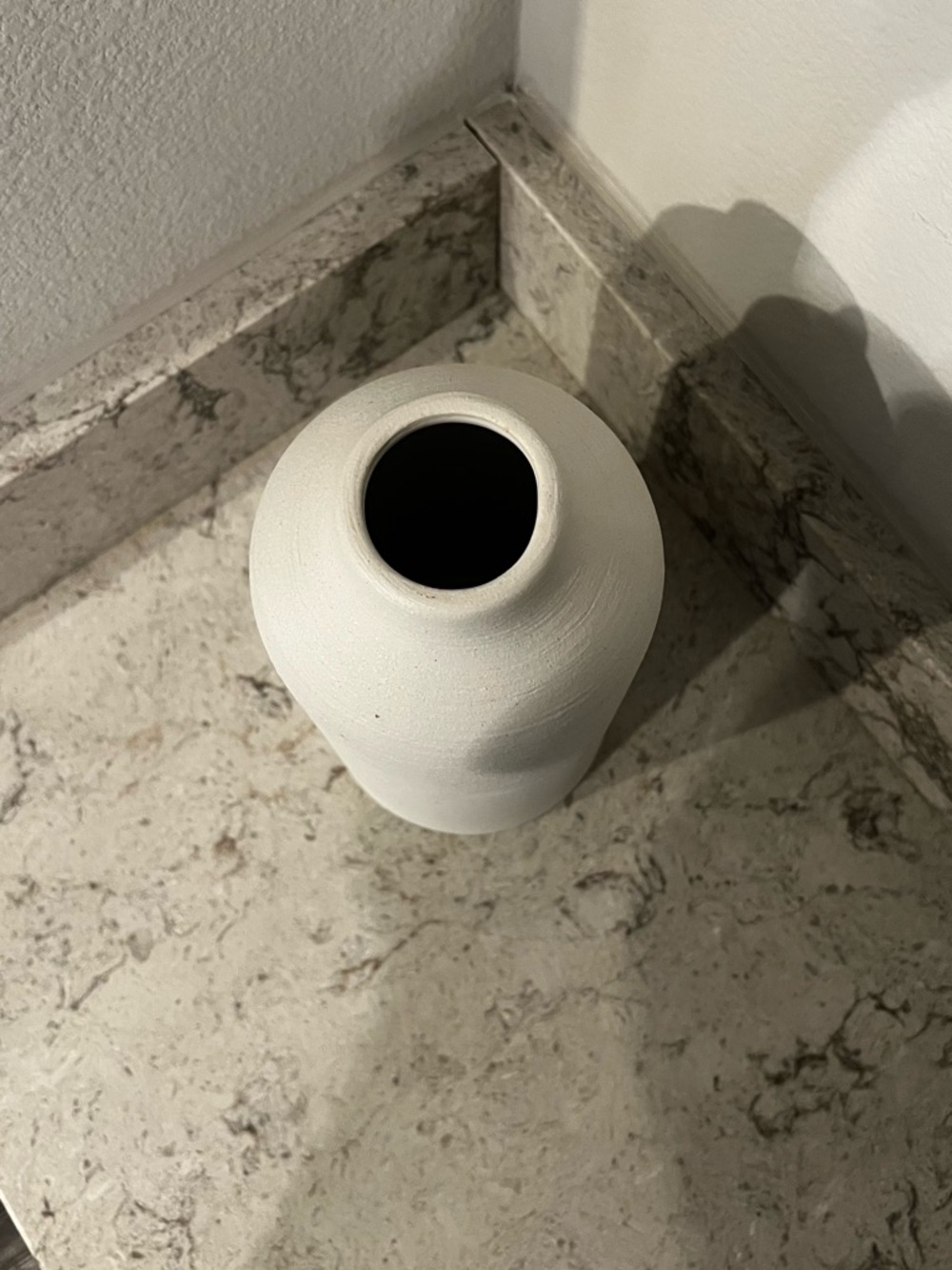 🪷 Minimalist White Ceramic Vase 🪷 - Picture 2 of 3